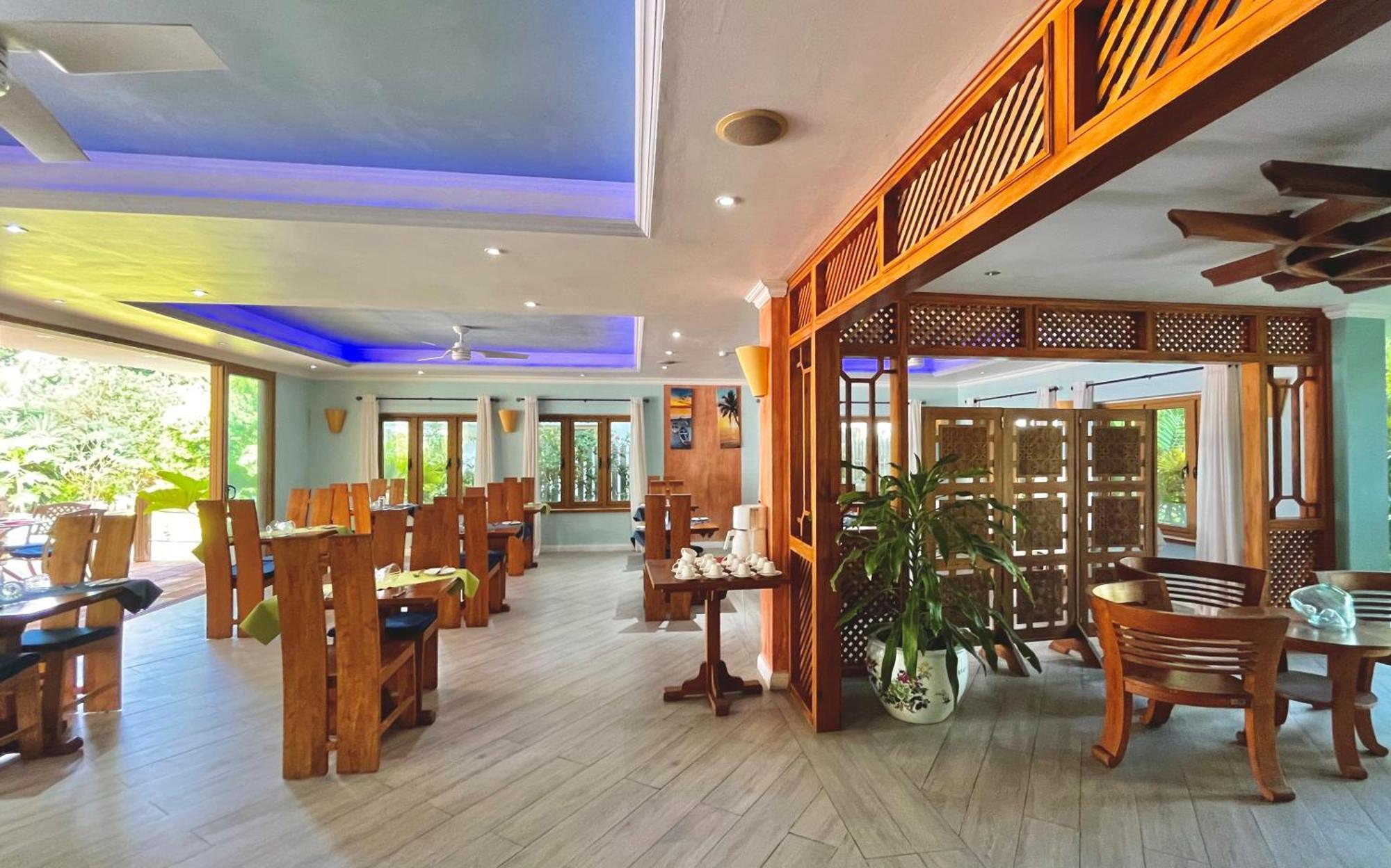 Crown Beach Hotel Seychelles Pointe Au Sel Kültér fotó